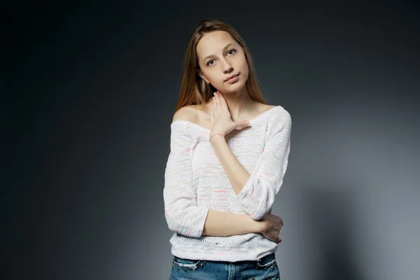 Bella ragazza studio portait su sfondo scuro — Foto Stock