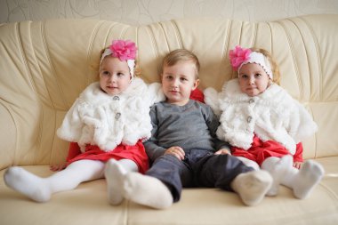 iki kız ikiz çocukla