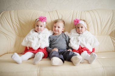 iki kız ikiz çocukla