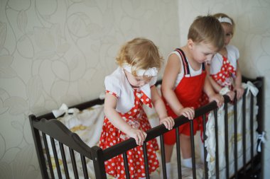 iki kız ikiz çocukla