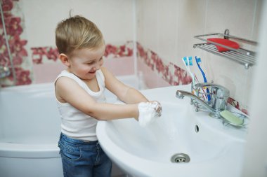 traş köpüğü ile oynayan çocuk