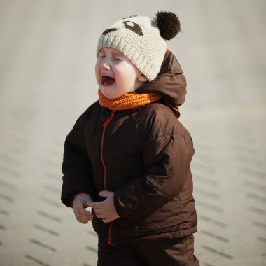 sevimli ağlayan çocuk portresi