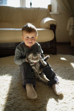 küçük komik çocuk hugs kedi