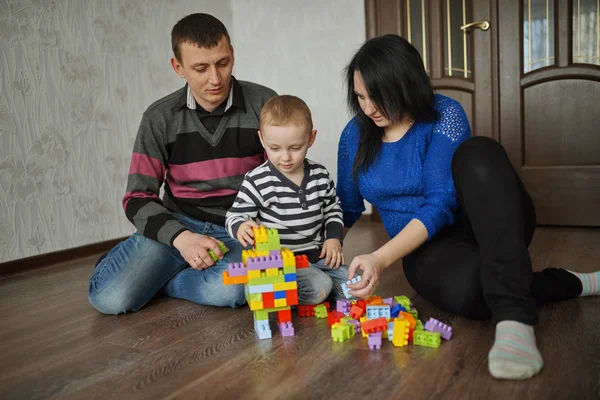 Feliz familia jugar con cubos —  Fotos de Stock