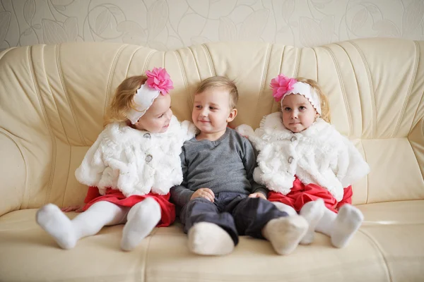 Menino com duas meninas gêmeas — Fotografia de Stock