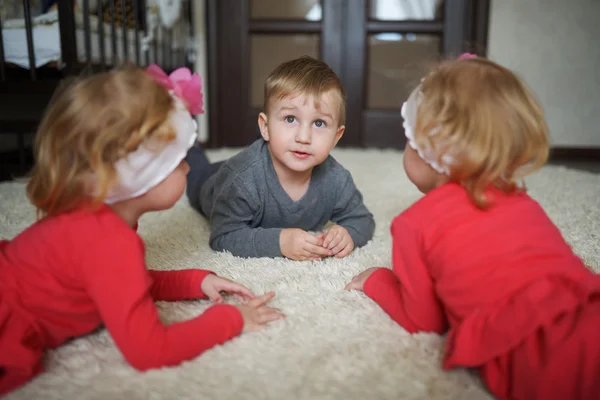 Мальчик с двумя девочками-близнецами — стоковое фото