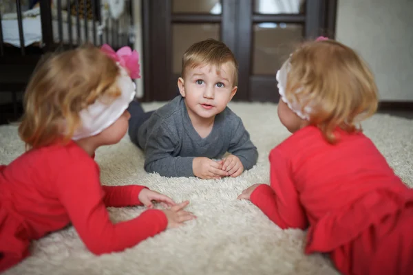 Menino com duas meninas gêmeas — Fotografia de Stock