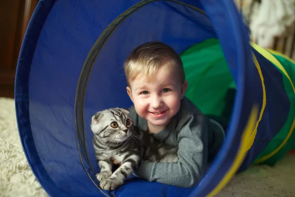 Little funny boy hugs cat — Stock Photo, Image