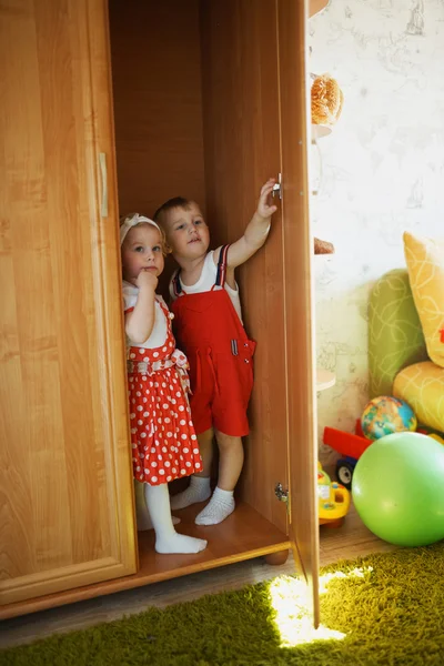 Garçon avec fille jouer cacher et chercher — Photo