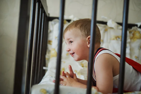 Petit garçon dans le lit bébé — Photo