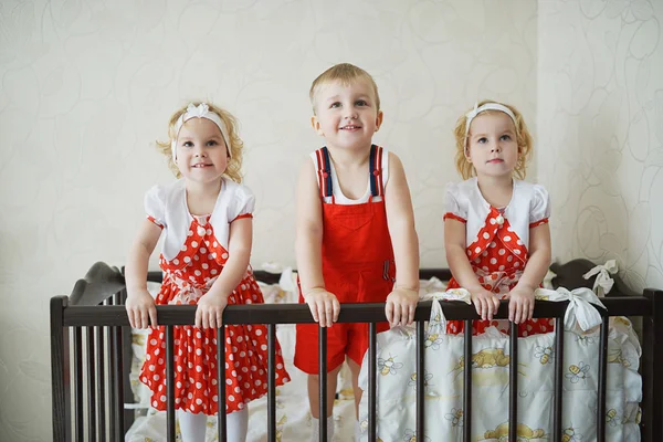 Menino com duas meninas gêmeas — Fotografia de Stock