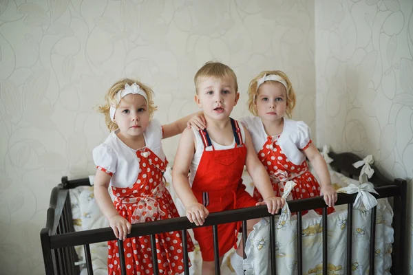 Chłopiec z bliźniakami dwie dziewczyny — Zdjęcie stockowe