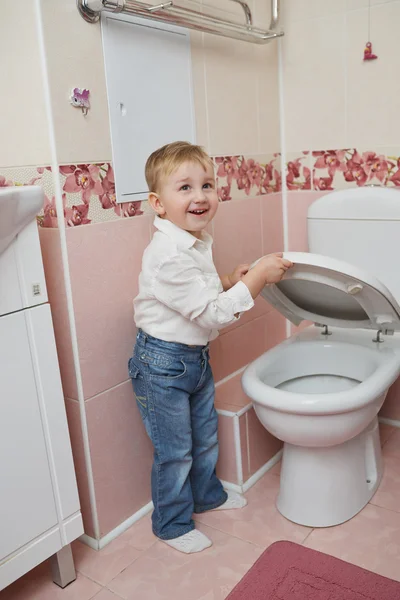 Petit garçon regarde dans les toilettes — Photo