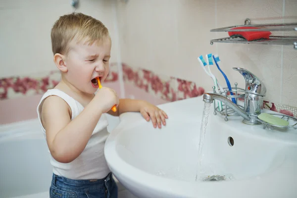 Liten pojke lär sig att borsta tänderna — Stockfoto