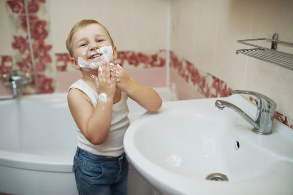 Ragazzo che gioca con schiuma da barba — Foto Stock