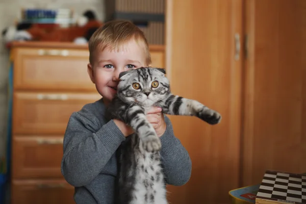 面白い少年抱擁猫 — ストック写真