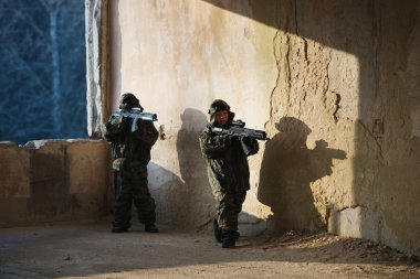 lazer etiketi sırasında silahla oynayan çocuklar