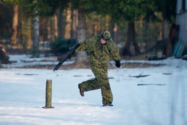lazer etiketi sırasında silahla oynayan çocuklar
