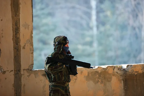 Pojkar spelar med pistol under Lasergame — Stockfoto