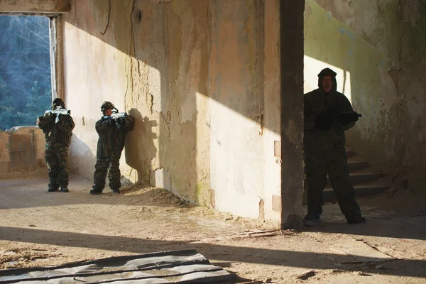 Niños jugando con pistola durante la etiqueta láser —  Fotos de Stock