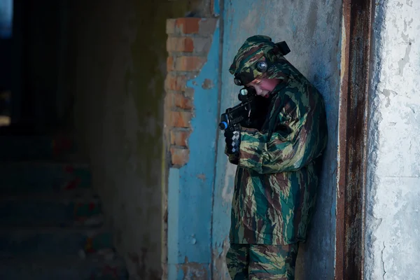 Garçons jouer avec pistolet pendant laser tag — Photo