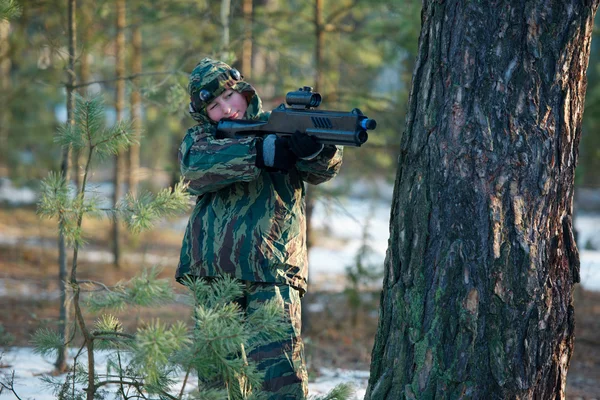 Chłopcy gry z pistoletu podczas laser tag — Zdjęcie stockowe