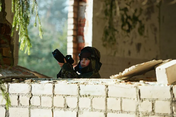 Meninos brincando com arma durante laser tag — Fotografia de Stock