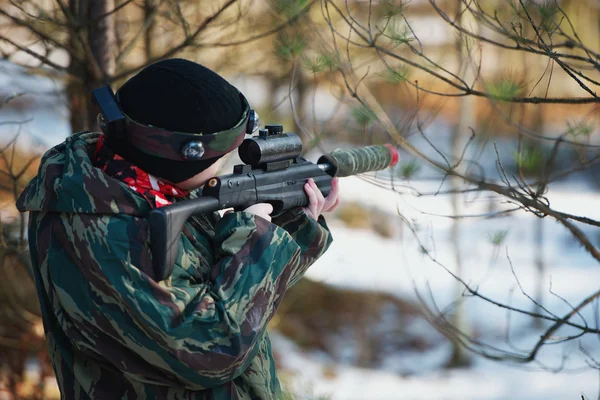 Chłopcy gry z pistoletu podczas laser tag — Zdjęcie stockowe