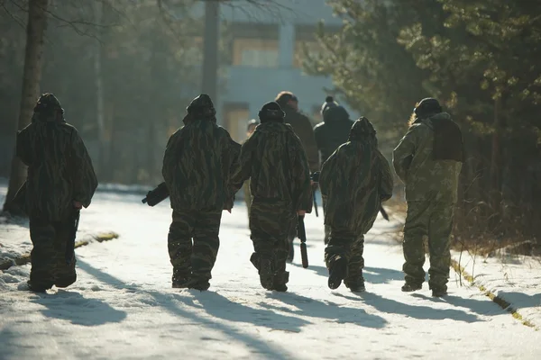 Хлопчики грають з пістолетом під час лазерної мітки — стокове фото