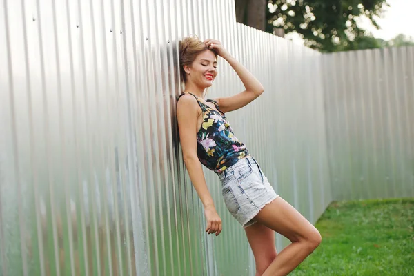 Posing beautiful young girl — Stock Photo, Image