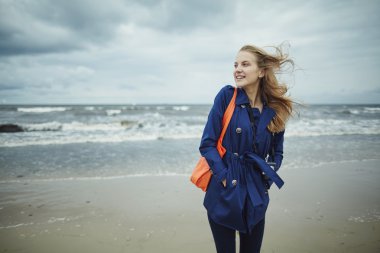 rüzgarlı sahilde güzel mutlu kız