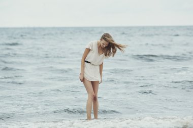 Su portresindeki güzel, şehvetli kız.