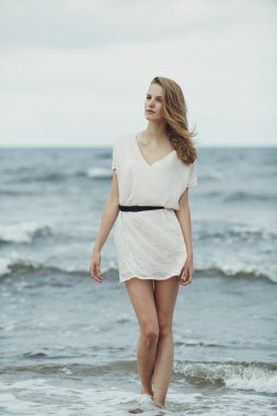 Su portresindeki güzel, şehvetli kız.