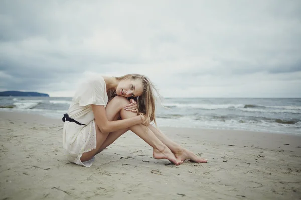 Hermosa chica sola en la playa — Foto de Stock