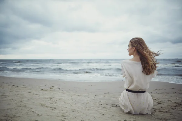 Belle fille seule sur la plage — Photo