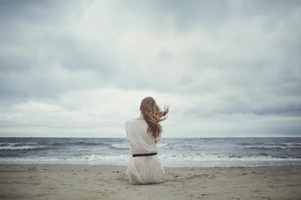 Belle fille seule sur la plage — Photo