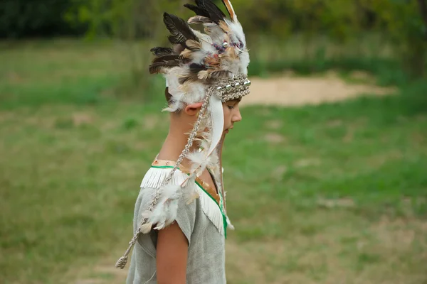 Pequeño chico divertido con traje americano nativo —  Fotos de Stock