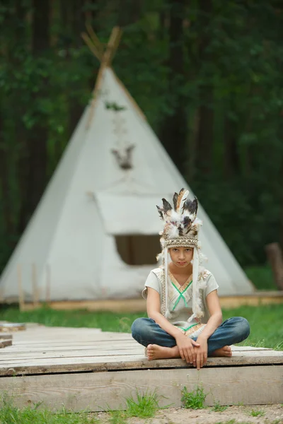 Pequeño chico divertido con traje americano nativo —  Fotos de Stock