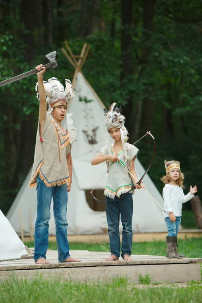 Niños felices con trajes nativos americanos — Foto de Stock