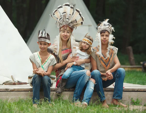 Glada barn med indianska kostymer — Stockfoto