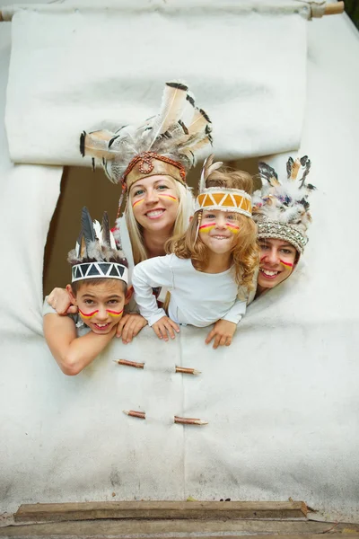 Crianças felizes com trajes nativos americanos — Fotografia de Stock