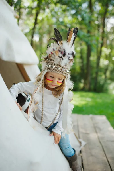 Niña divertida con traje nativo americano — Foto de Stock