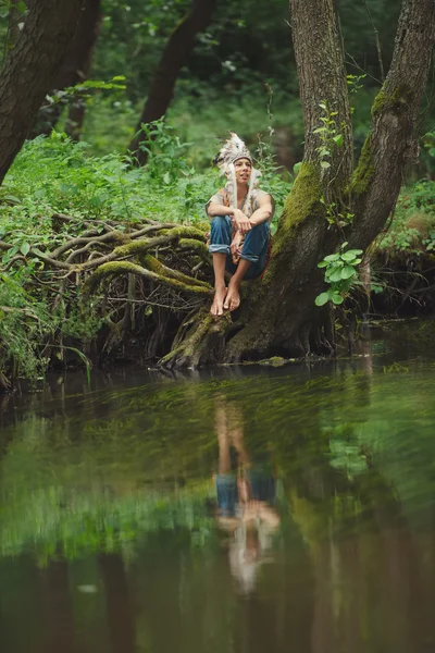 Menino com traje nativo americano perto do rio — Fotografia de Stock