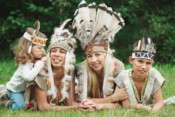 Crianças felizes com trajes nativos americanos — Fotografia de Stock