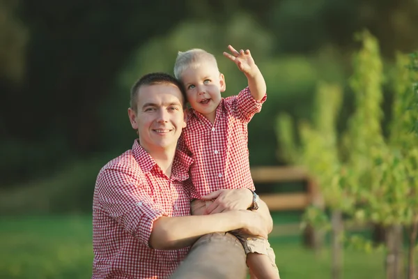 Feliz pai e filho ao ar livre — Fotografia de Stock