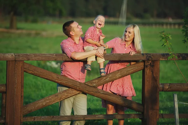 Família feliz em estilo country — Fotografia de Stock