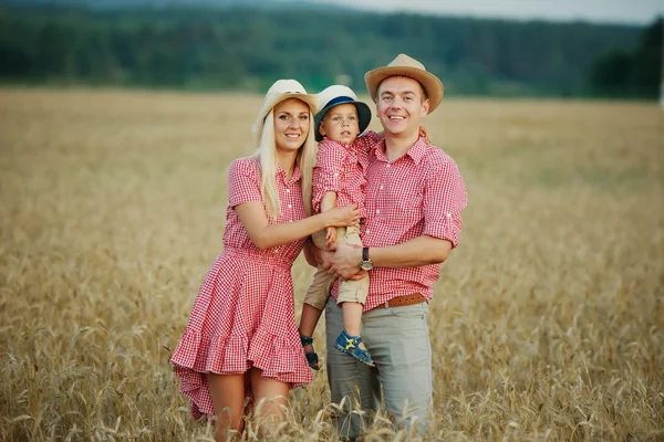 Ευτυχισμένη οικογένεια σε εξοχικό στιλ — Φωτογραφία Αρχείου