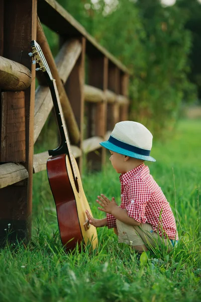 Bonito pouco cowboy tocando guitarra — Fotografia de Stock