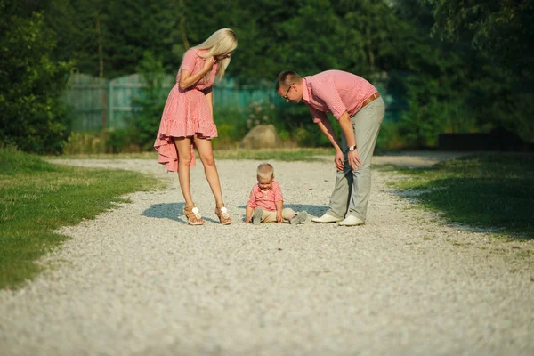 Mignon petit garçon avec ses parents à l'extérieur — Photo