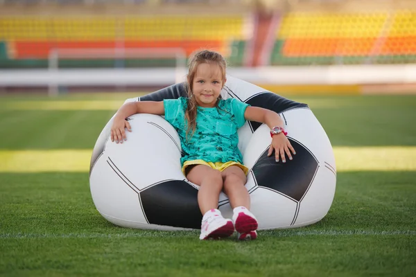 Gadis kecil lucu di stadion sepak bola — Stok Foto